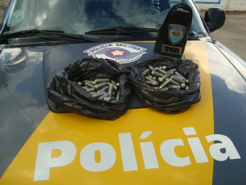 Boliviana presa com drogas no estômago continua no PS