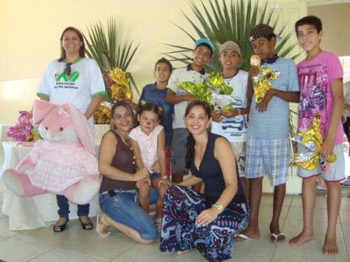 Ovos de chocolate são distribuídos para crianças da cidade