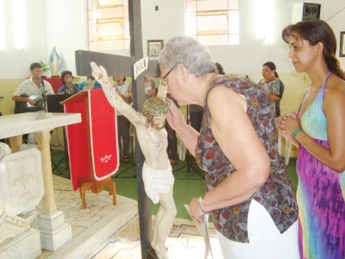 Celebrações marcam a sexta-feira da Paixão e domingo de Páscoa