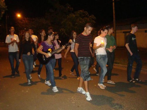 Jovens acordam cedo para celebrarem Cristo ressuscitado