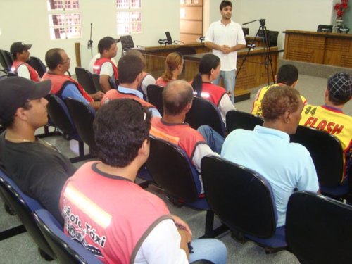 MOTOTAXISTAS: Passageiros têm que pagar mais caro por corridas