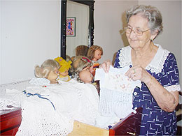83 anos: Coleção de bonecas alimenta sonho de senhora