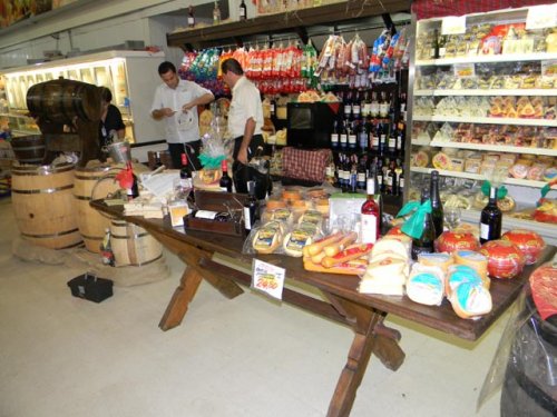 Supermercado Luzitana oferece opções em queijos e vinhos