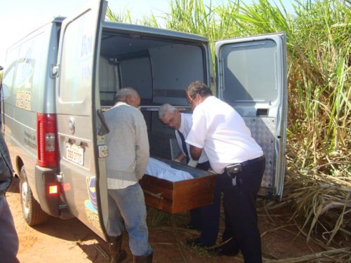 Mulher é morta em canavial ao lado de veículo queimado