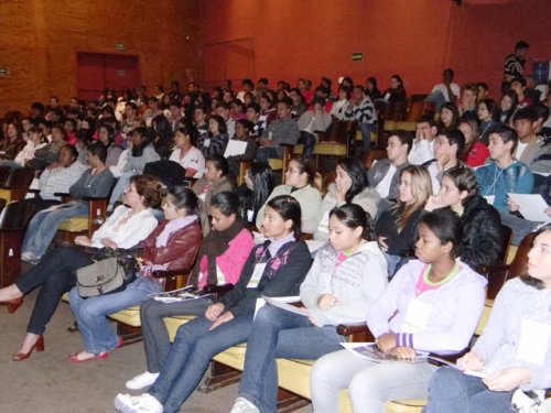 CARREIRA PROFISSIONAL: Alunos do ensino médio acompanham palestras sobre faculdade