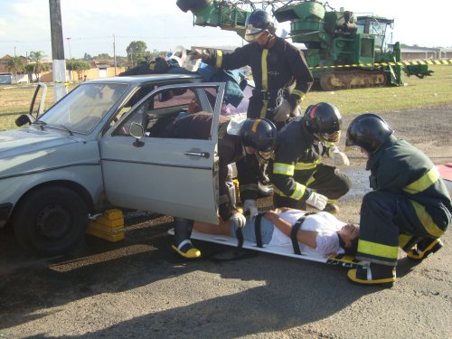 Bombeiros fazem simulação de acidente com vítimas