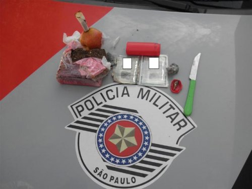 Dois irmãos e um servente são flagrados com maconha