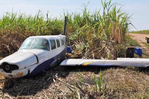 Irregular: Polícia flagra dois mecânicos desmontando avião