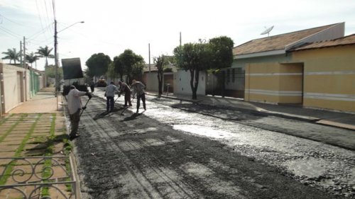 Secretaria de Obras executa recape na Rua Sabino Silva
