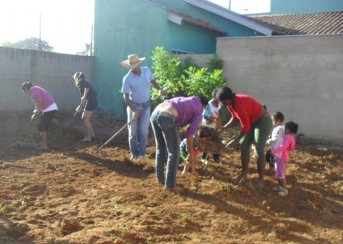 CRAS desenvolve horta comunitária com beneficiários