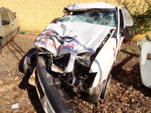 Ambulância: Uma pessoa morre e cinco ficam feridas em acidente