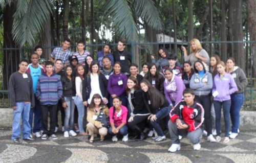 Jovens assistidos pelo CRAS fazem tour pela capital