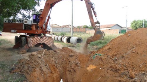 Obras constrói galeria pluvial no Pereirinha