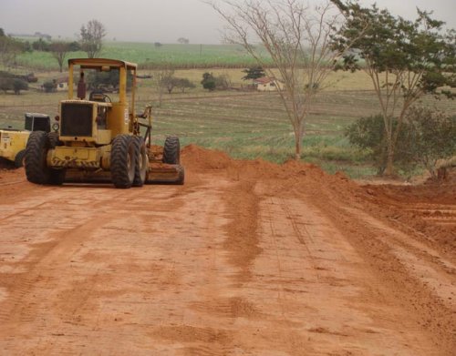 Prefeitura melhora condições de tráfego na estrada do Córrego Grande