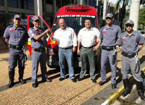Prefeito João Luís entrega nova viatura para Corpo de Bombeiros