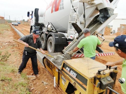Obras executa guias e sarjetas no Jardim Tinô