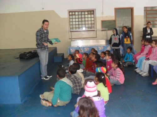 Contação de histórias marca abertura do projeto de leitura na Escola Luiz Chrisóstomo de Oliveira
