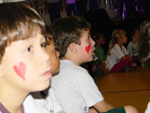 APRESENTAÇÃO: Alunos da Apae dão show e fazem sucesso em teatro