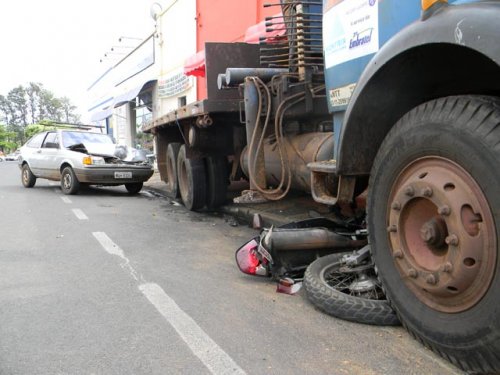 Veículos são arrastados por caminhão sem freio