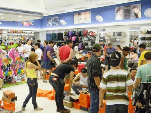 Consumidores aproveitam descontos do ‘Liquida Penápolis’