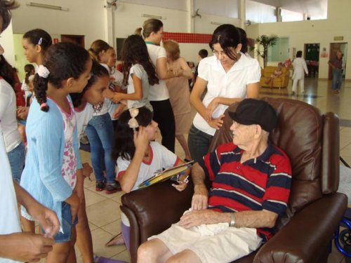 Alunos da Emef Joana Helena prestam homenagem aos idosos