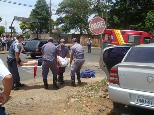 Dois veículos se envolvem em acidente de trânsito