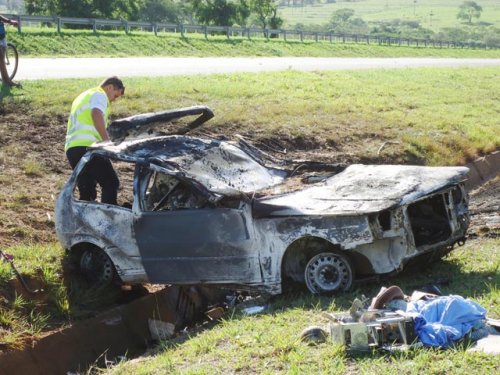 Homem morre após veículo capotar e pegar fogo