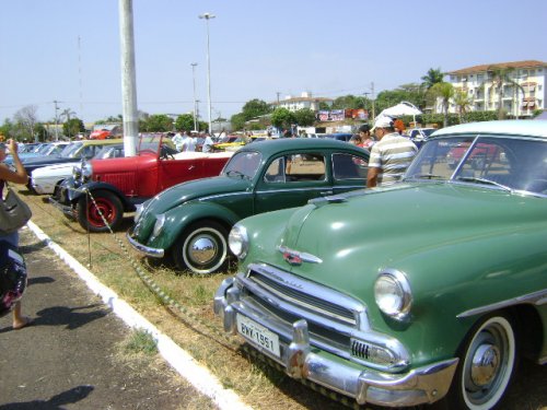 EXPOSIÇÃO: Encontro traz carros antigos para Penápolis