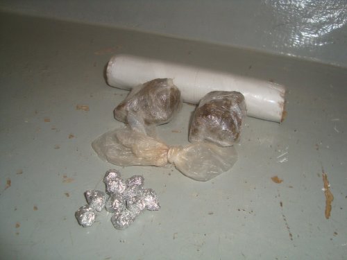 Policiais flagram ajudante desenterrando droga