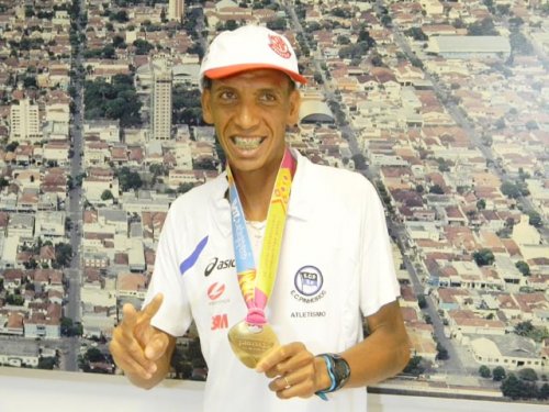 Solonei desfila pelas ruas da cidade com sua medalha de ouro