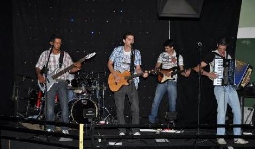 Hoje tem show na praça com grupo Caipiroska