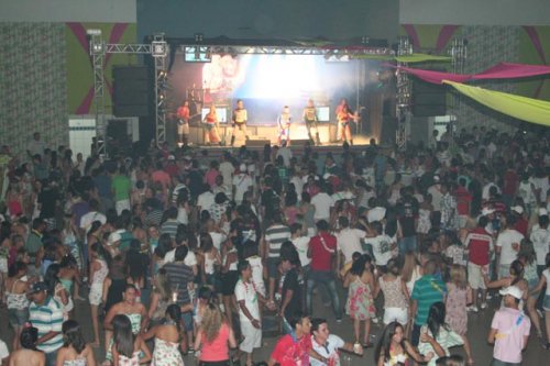 Mais de cinco mil prestigiam Baile do Havaí no Lago
