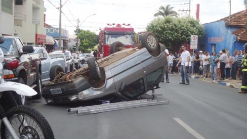 Jovem capota carro no centro da cidade