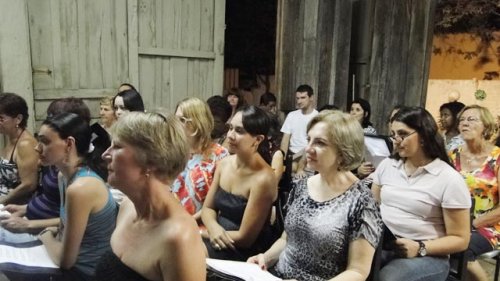 Na abertura dos festejos de Natal, corais cantam no prédio da Família Sabino
