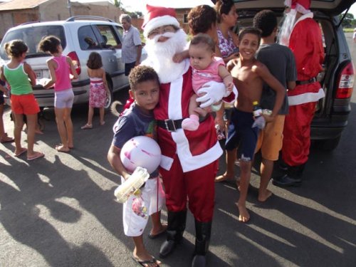 Crianças recebem presentes de Natal de amigos voluntários