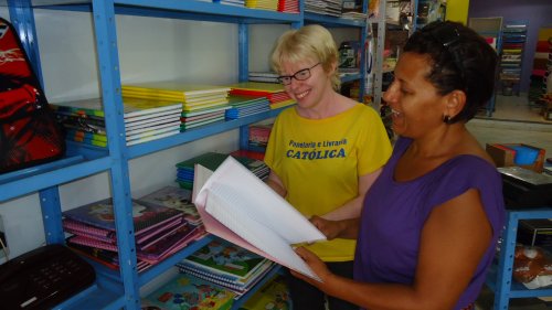 Livrarias já estão prontas para o ano letivo de 2012
