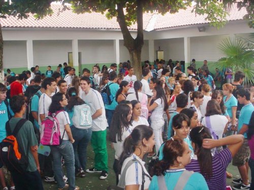 FIM DE FÉRIAS: Alunos retornam às aulas a partir de amanhã 