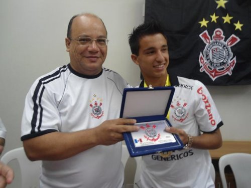 ORGULHO: Matheus é homenageado no CT do Corinthians