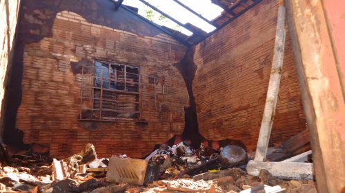 Fogo destrói quarto e danifica cômodos em residência