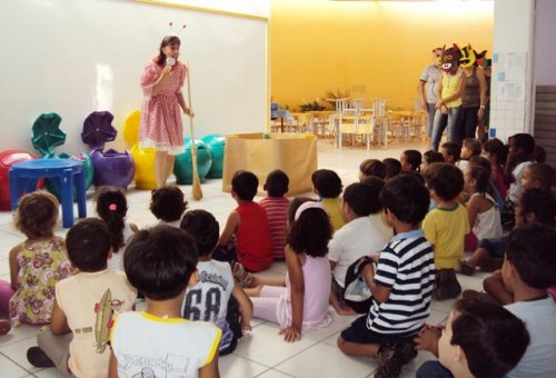 Crianças são recebidas com teatro na Emei Jardim Brasília