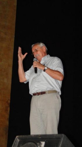 Economista Ladislau Dowbor destaca projetos importantes em palestra no Cine Teatro Lúmine