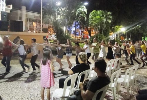 Em clima de Carnaval: Marchinhas dos Seresteiros animaram noite na praça