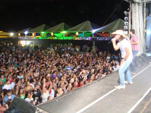 MUNHOZ E MARIANO: Show leva 4 mil ao recinto de exposições