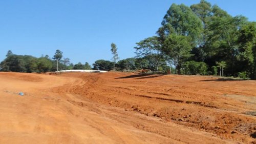Secretaria de Obras atua na estrada do Córrego Grande