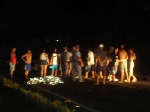 Garoto morre em acidente e amigos entram em conflito com a polícia