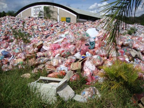 RECICLADO: Lixo está acumulado em frente à Corpe