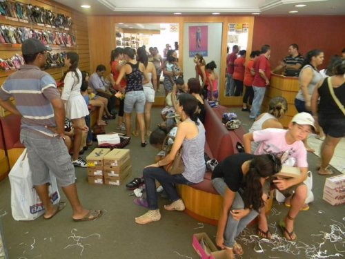 COMÉRCIO: Lojas ficam cheias com promoções do Liquida Penápolis