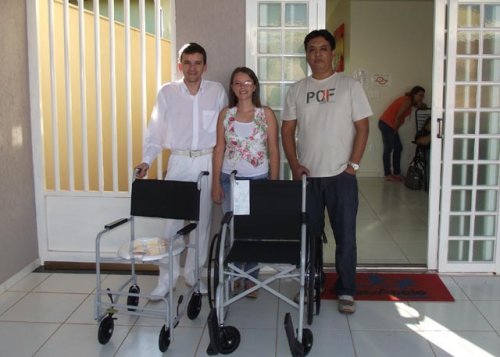 Casa de Apoio recebe doação de cadeira de rodas e de banho