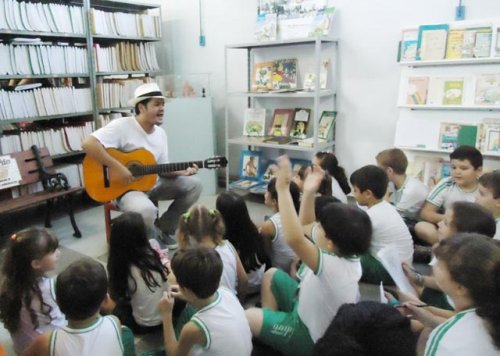 Biblioteca recebe estudantes no Dia do Livro Infantil