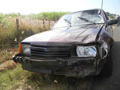 Moto é atingida por carro ao atravessar vicinal